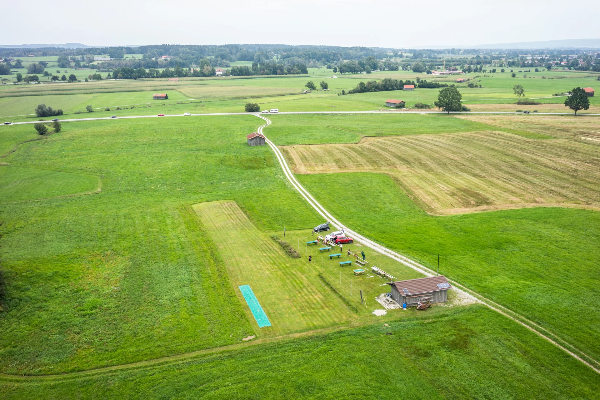 Luftaufnahme unseres Flugplatzes: Startbahn, Vereinshütte mit Solaranlage und Zufahrt von der B 472