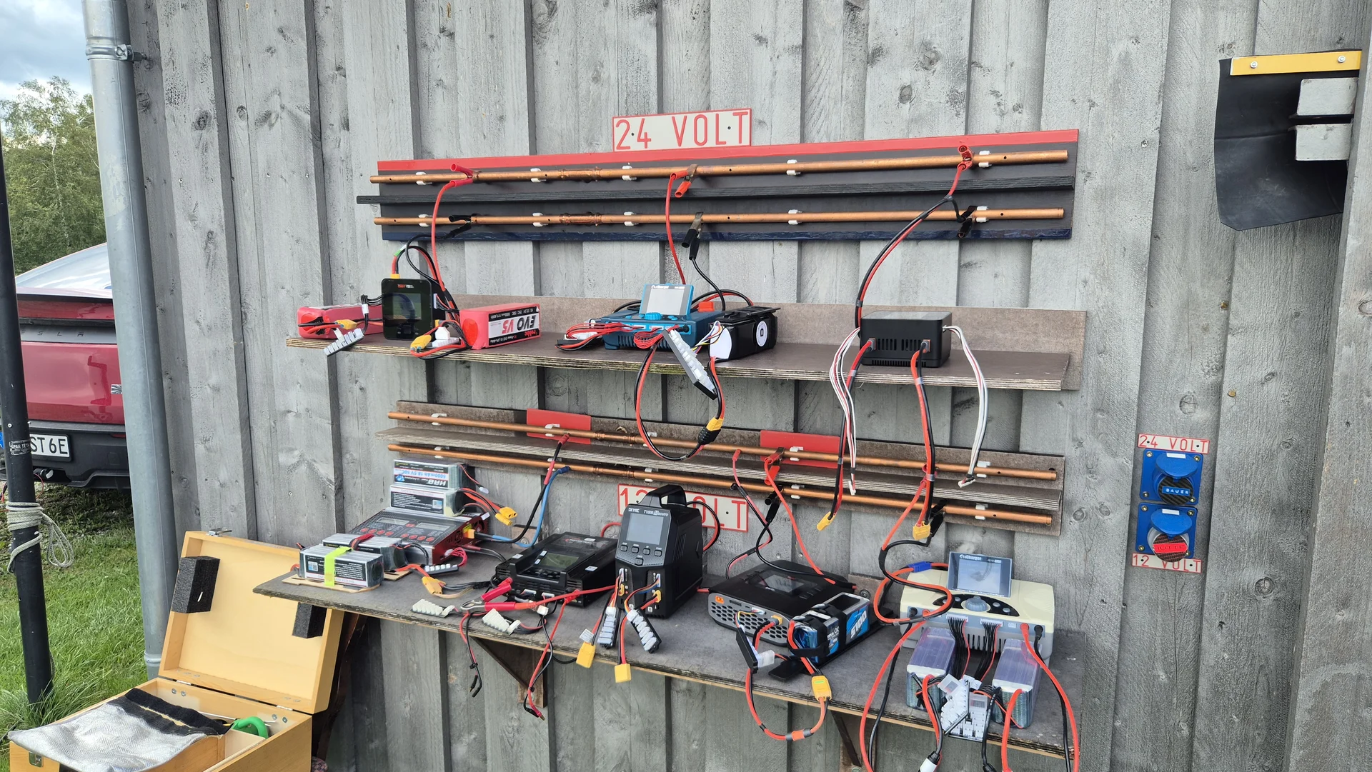 Beschriftete Ladeplätze für 12 V und 24 V an der Vereinshütte